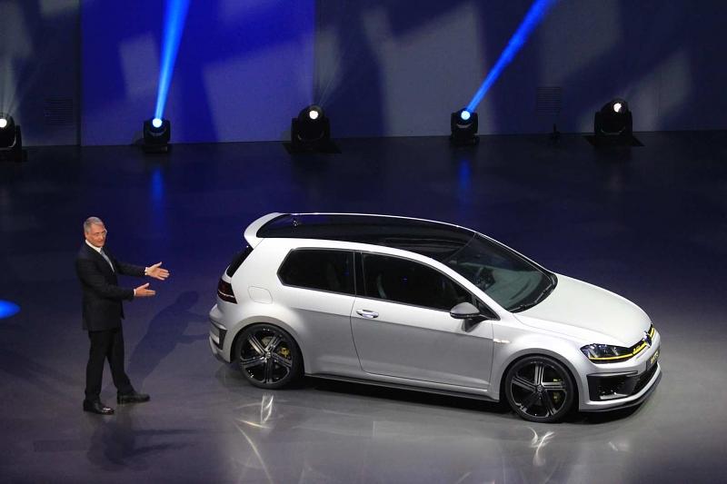 Heinz-Jakob Neußer und der VW Golf R 400.