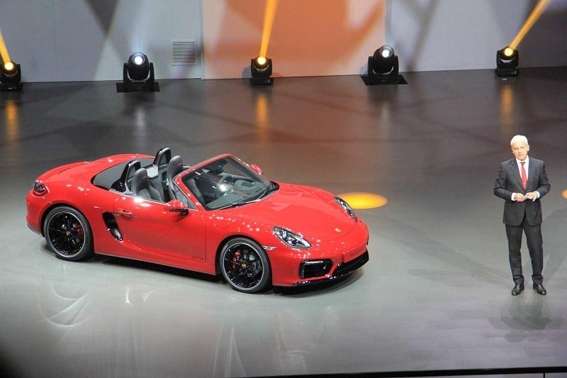 Matthias Müller vor dem Boxster GTS.