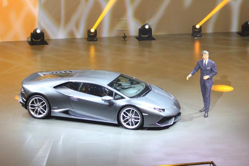 Stephan Winkelmann und der neue Lamborghini Huracan.
