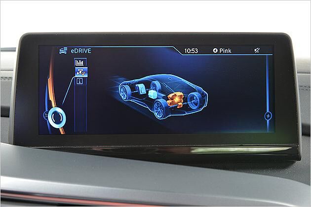 Serienmäßig ist das Navi Professional, inklusive einer Anzeige über den aktuellen Antriebsmotor