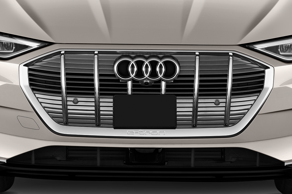 Audi e-tron (Baujahr 2019) - 5 Türen Kühlergrill und Scheinwerfer