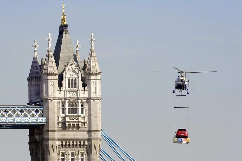 Der Opel Corsa wurde 2006 um die Tower Bridge in London geflogen.