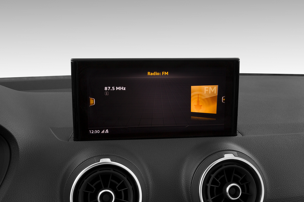 Audi Q2 (Baujahr 2023) S Line 5 Türen Radio und Infotainmentsystem