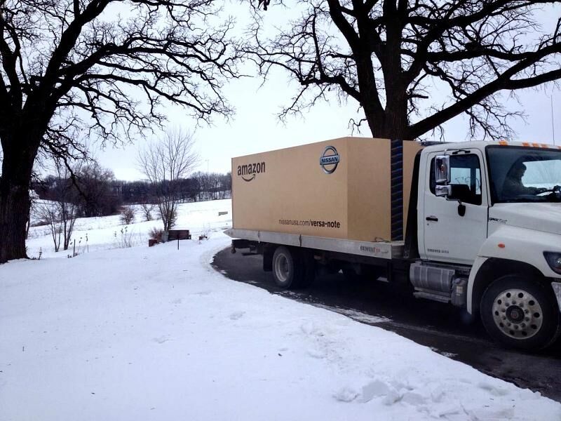 Ein Nissan Note wird per Paket geliefert.