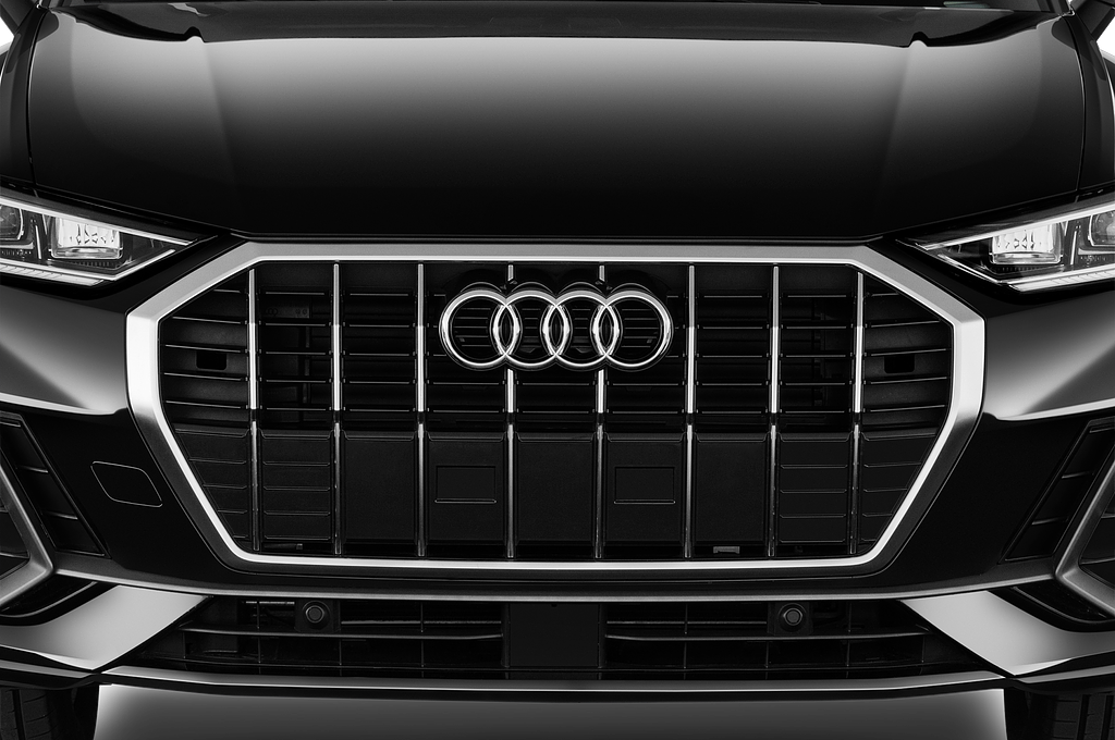 Audi Q3 (Baujahr 2021) S Line 5 Türen Kühlergrill und Scheinwerfer