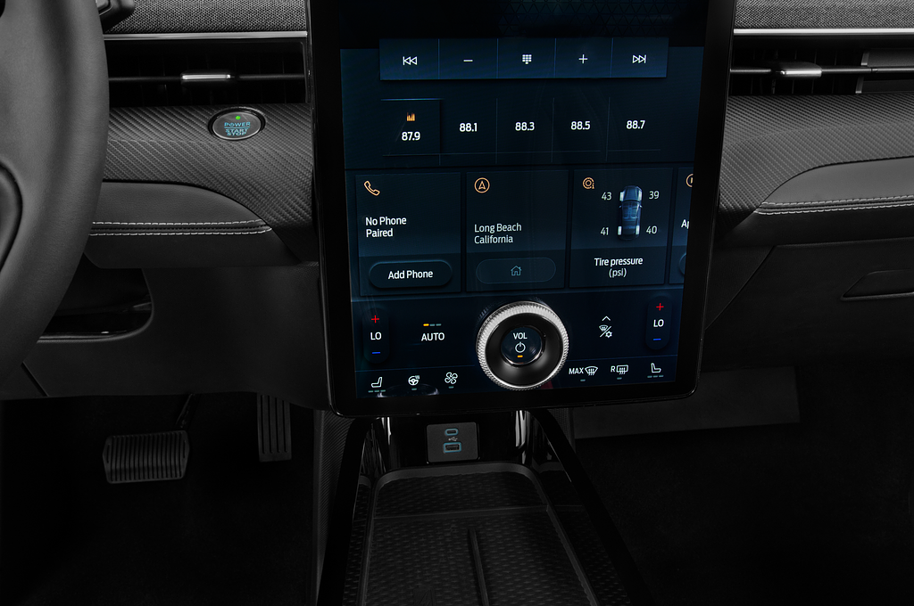 Ford Mustang Mach-E (Baujahr 2023) Premium 5 Türen Temperatur und Klimaanlage