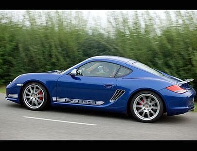 Der Cayman R stürmt heftig voran. 