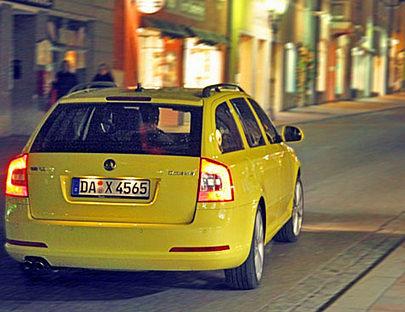 Der Skoda Octavia in "sprint-gelb".
