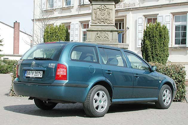 Das nach unten gekrümmte Auspuff-Ende verrät den Diesel-Motor