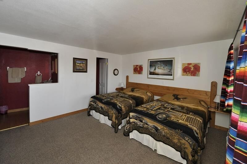 Die Zimmer sind großzügig und hell.