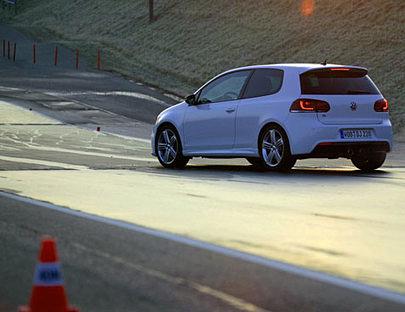 Unter der Haube lauert ein Turbo-Vierzylinder mit 270 PS.