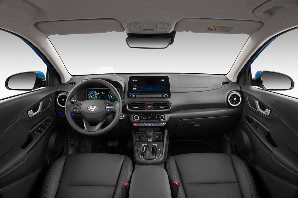 Hyundai Kona Hybrid (Baujahr 2021) Trend 5 Türen Cockpit und Innenraum