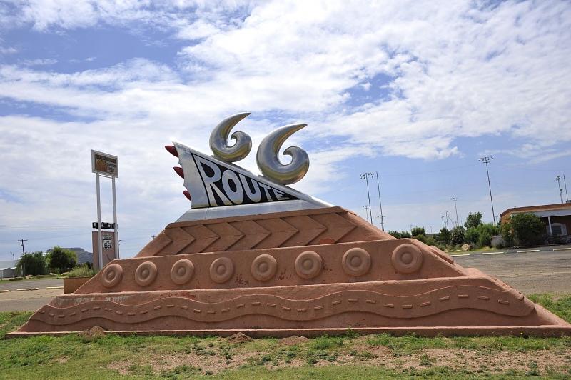 Das Route 66-Monument kostete 125.000 Dollar und steht am Kongresszentrum.