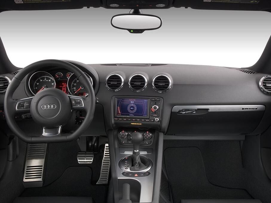 Audi TTS (Baujahr 2010) - 3 Türen Cockpit und Innenraum