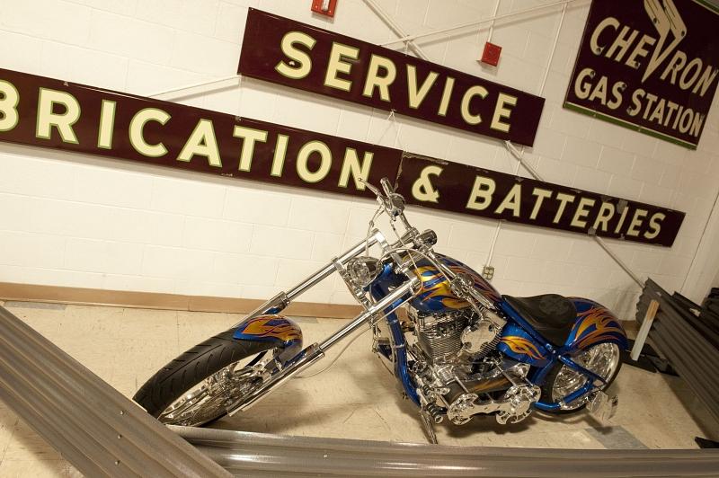 Auch ein Motorrad hat sich auf die Ausstellungsfläche gemogelt.