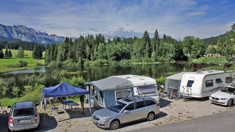 Der Alpen-Caravanpark Tennsee in Mittenwald mit Bergpanorama und der Zugspitze im Hintergrund.