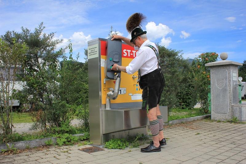 In die Senkrechte und die letzten Reste hinwegspülen.