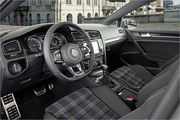 Typisch GTI und GTD: Karomuster, Alu-Pedale und unten abgeflachtes Lenkrad