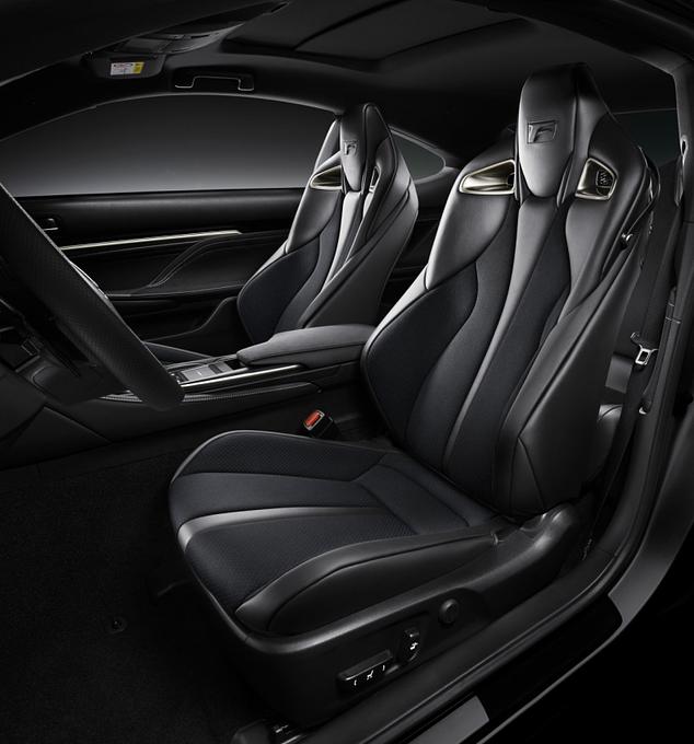 Lexus RC F - Sportstühle mit gutem Seitenhalt