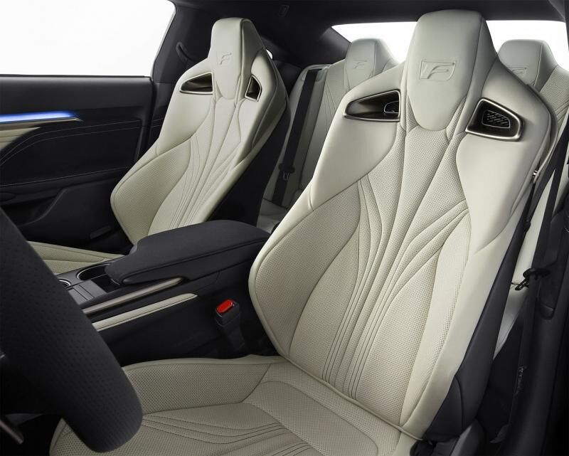 Lexus RC F - vorne geht es bequem zu