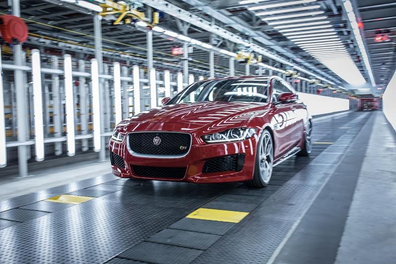 Das Design des Jaguar XE orientiert sich am großen Bruder XF