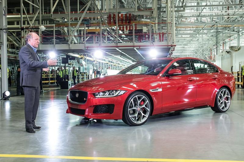 Jaguar Designchef Ian Callum präsentiert den XE