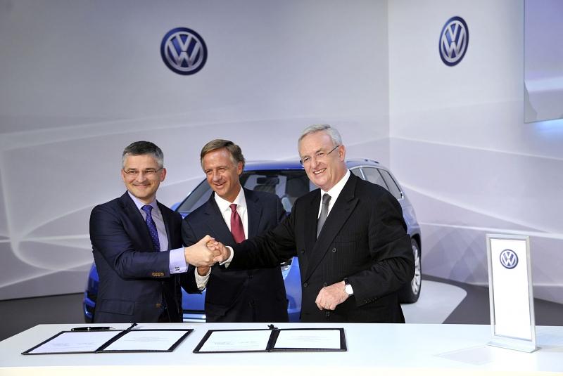 Michael Horn, William Edward Haslam (Gouverneur des Bundesstaates Tennessee) und VW-Chef Martin Winterkorn geben bekannt, dass das neue Midsize SUV (CrossBlue) in Chattanooga produziert wird