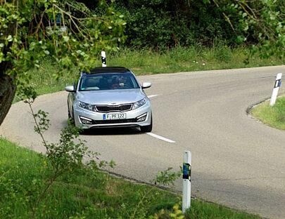 Der Kia hebt sich mit seinem Design von der einheitlichen Formgebung ab.