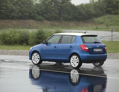 In Race-Blue-Metallic und mit schickem weißen Dach ist der Fabia einfach fabelhaft.