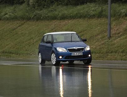 Zwei Kisten Sprudel und eine Kiste Bier sind für den Skoda Fabia RS kein Problem.
