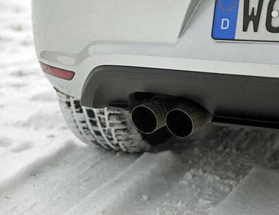 Der VW Polo BlueGT gibt sich am Doppelauspuff zu erkennen.