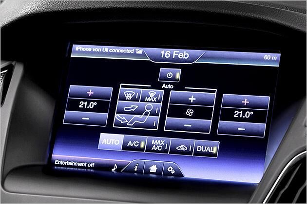 Wer sein Klima nicht am Touchscreen steuern mag, findet in der Mittelkonsole eine klassische Bedieneinheit