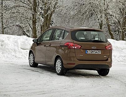 Der B-Max in der Farbe Canyon-Braun Metallic.