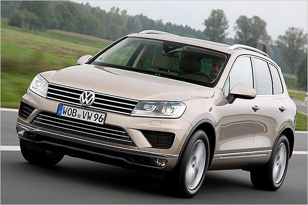 Der VW Touareg hat ein Facelift bekommen.  Erkennbar ist es vor allem an der geänderten Frontschürze