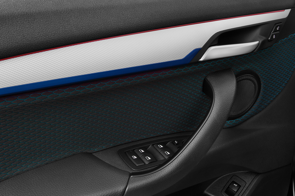 BMW X2 (Baujahr 2023) M Sport 5 Türen Bedienungselemente Tür