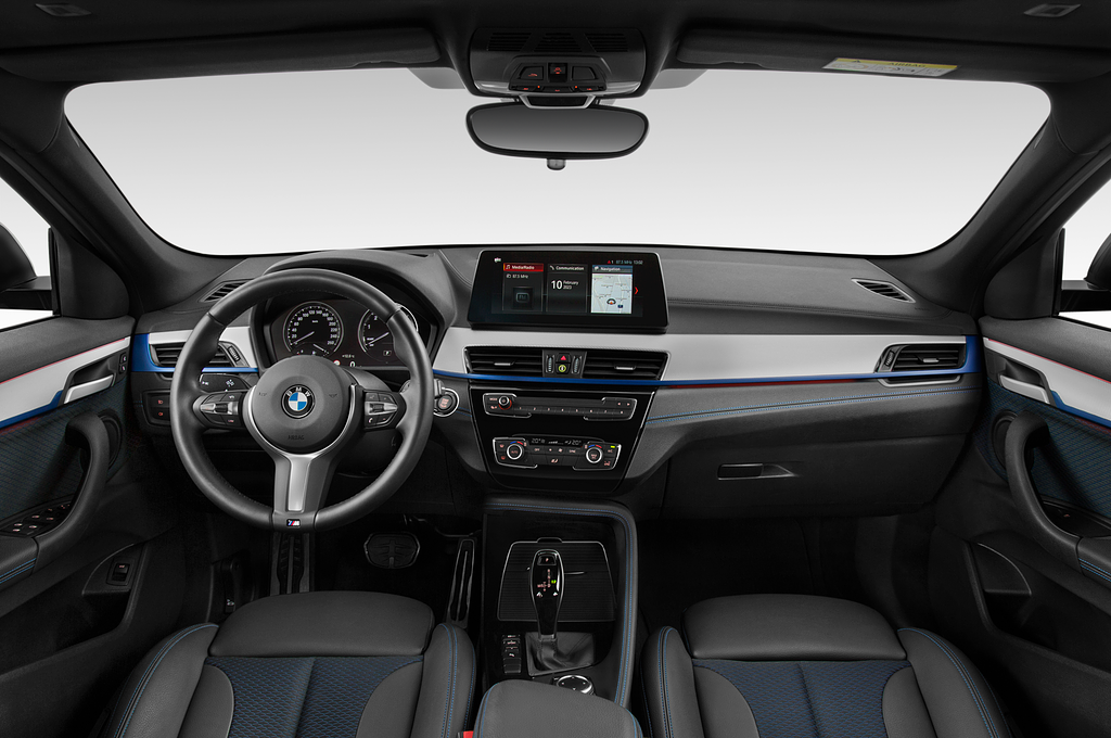 BMW X2 (Baujahr 2023) M Sport 5 Türen Cockpit und Innenraum