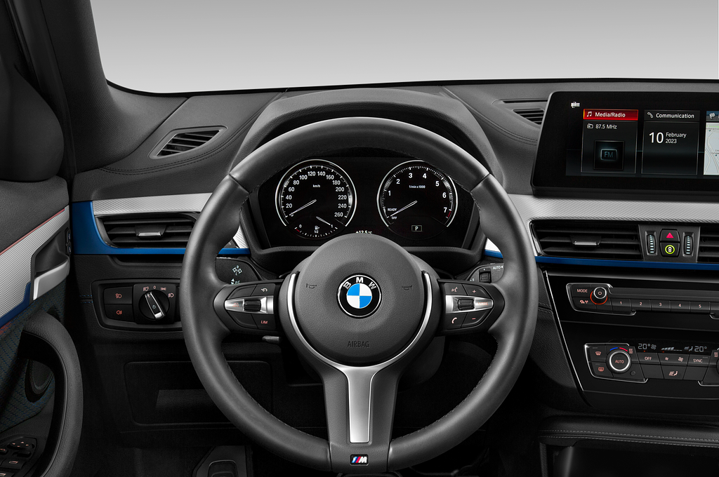 BMW X2 (Baujahr 2023) M Sport 5 Türen Lenkrad