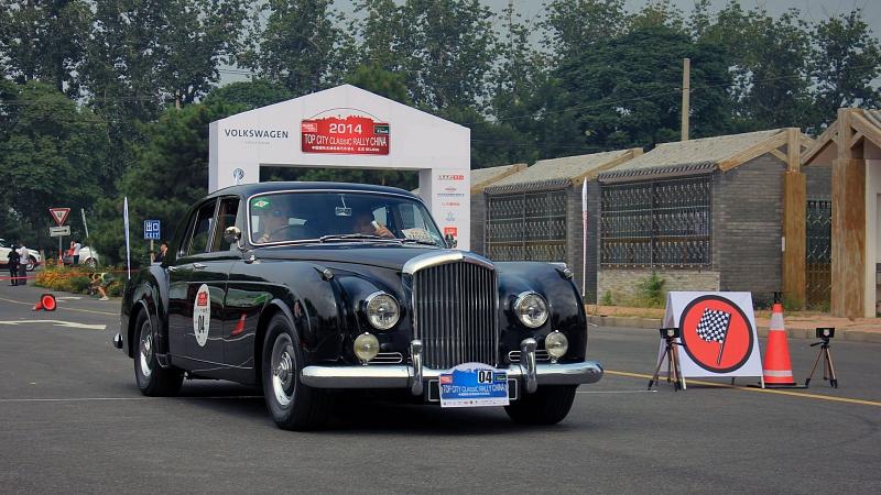 Ein Bentley S Continental Flying Spur bei der Lichtschranken-Durchfahrt.