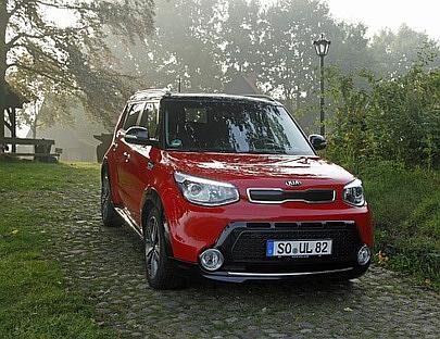 Der Kia Soul in infernorot metallic mit schwarzem Dach.