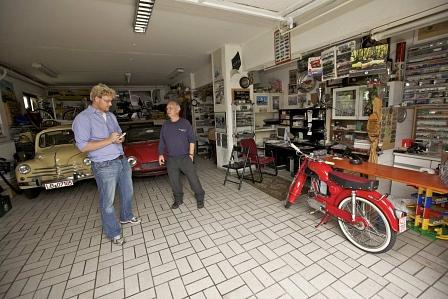 Werner Hillburger inmitten seiner Sammlergarage.