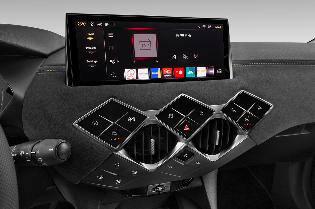 DS DS 3 (Baujahr 2023) EV Performance Line 5 Türen Radio und Infotainmentsystem