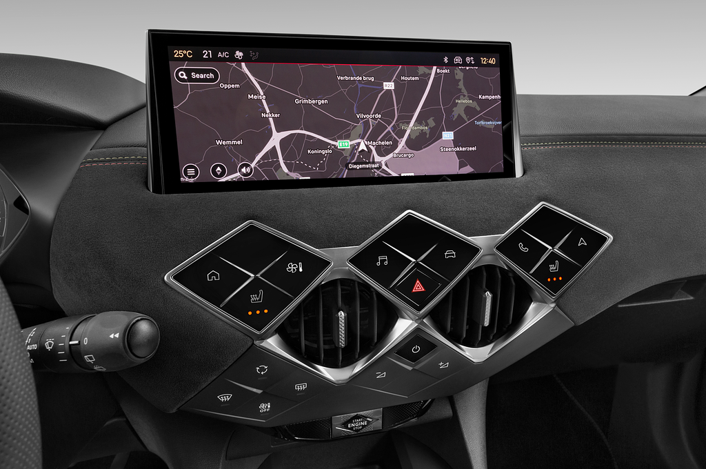 DS DS 3 (Baujahr 2023) EV Performance Line 5 Türen Mittelkonsole