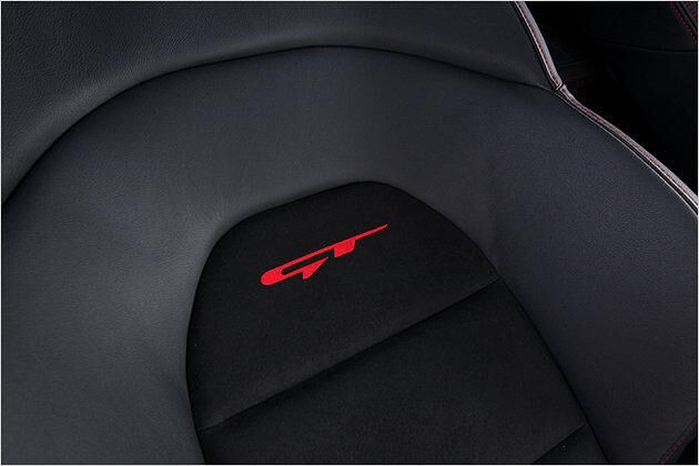 Die Leder-Stoff-Sitze tragen GT-Logos