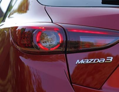 Der Mazda 3 glänzt mit einem modernen Design.