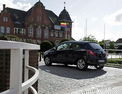 Auch von hinten erkennt man deutlich das neue Modell des Opel Corsa.