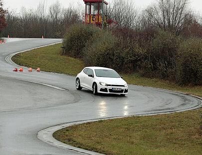 Der Scirocco R schiebt kraftvoll an.