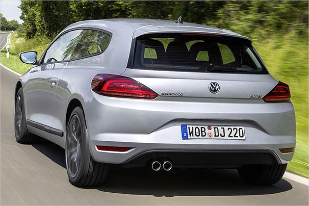 Der Scirocco mit 220 PS glänzt mit verchromten Endrohren