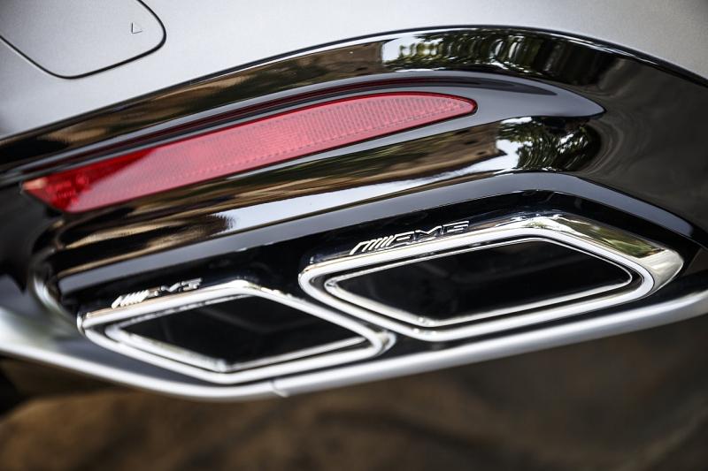Mercedes S 63 AMG Coupé 4matic - die vierflutige Auspuffanlage kann säuseln und donnern