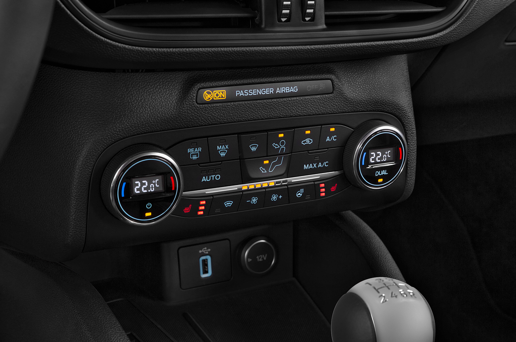 Ford Focus (Baujahr 2022) ST-Line 5 Türen Temperatur und Klimaanlage