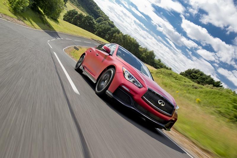 Infiniti Q50 Eau Rouge - er nimmt den BMW M4 ins Visier